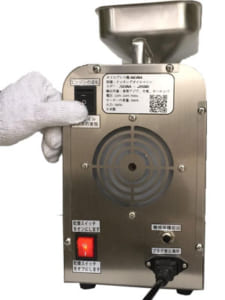 Hướng dẫn sử dụng máy ép dầu Akira – JMO01 bật động cơ để tiến hành ép dầu